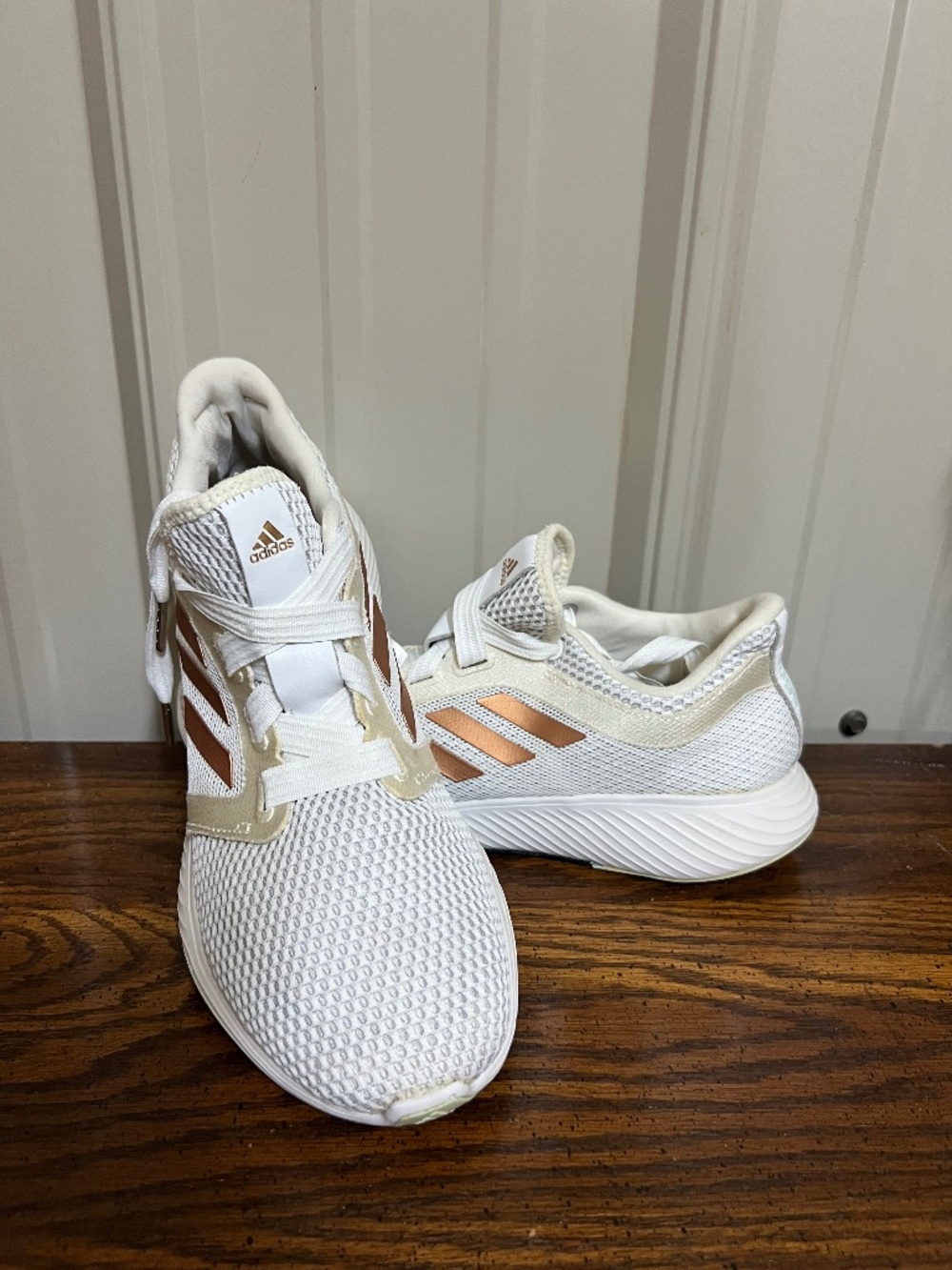 Womens 9.5 adidas tennis shoes like new